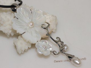 sp170  silver tone oyster shell pendant flower design