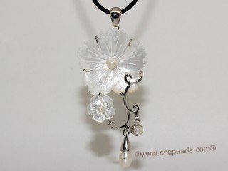sp170  silver tone oyster shell pendant flower design
