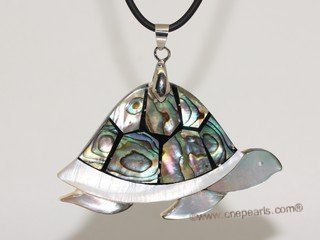 sp172 Lovely turtoise design  mother of pearl shell pendant