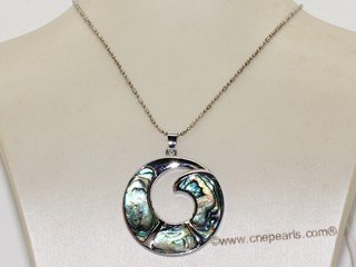 sp181 Silver tone round design pendant necklace with mother of pearl