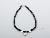 Stcn014 Stylish Black Button Pearl and Faceted Crystal Costume Necklace with Heart pendant